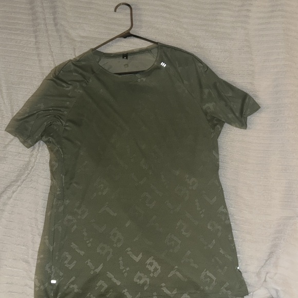 Lulumon L/ brand new pretty much only wore twice fits great on the shoulders. - Picture 3 of 4